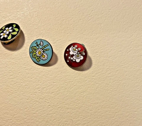 VINTAGE METAL BUTTONS WITH FLOWERS,ESTATE FIND,CLEAN BUTTONS ENAMEL, 3 BUTTONS Cover
