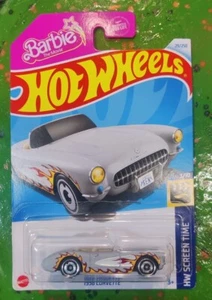 2024 HOT WHEELS * ESTUCHE C * BARBIE 1956 GRIS CORVETTE CON LLAMAS HW TIEMPO DE PANTALLA  - Imagen 1 de 2