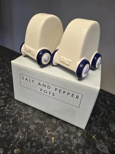Avon - Cute Fun Keramik Salz & Pfeffer Set Auto Kuppel Box Räder weiß blau - Bild 1 von 3