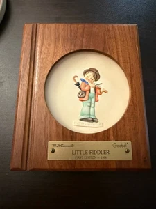 Goebel Hummel Erstausgabe "Kleine Musikmacher" Teller Geiger Mini Plakette 1983 - Bild 1 von 2