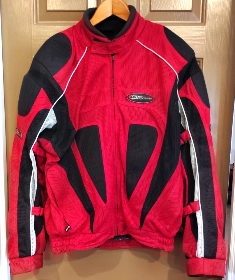 Nitro Racing 装甲黑色和红色纺织旅游摩托车夹克,尺寸 L SHARP — 第 1/4 张图片
