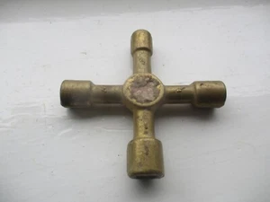 Chiave OTTONE 4 Vie Gas Idraulico Radiatore Sanguinamento Qualità Chiave Universale 4 Vie. - Foto 1 di 8