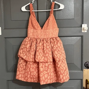 Mini vestido Rita en capas NBD es rubor talla XS precio de venta sugerido por el fabricante 248 USD - Imagen 1 de 5