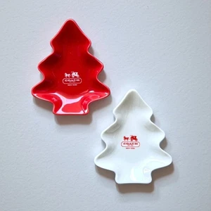 Juego de platos de cerámica Coach Novelty rojo blanco árbol de Navidad - Imagen 1 de 4