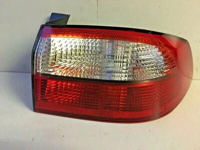 LUZ TRASERA DERECHA CONDUCTOR RENAULT LAGUNA 5 PUERTAS 2001-2005 Foto 1 de 4