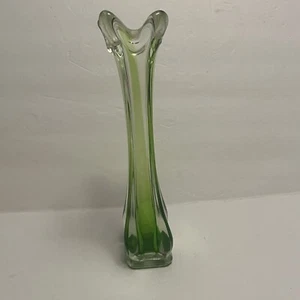Smaragdgrüne Vase mit 4 Fingern geschwungenen Knospen - Bild 1 von 8