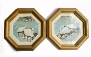 Vintage MCM Schwanenfamilie Paar Messingoptik Wurzelholz Achteck Bild Kunst Wand - Bild 1 von 3