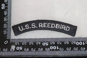 UNIFORME ORIGINAL DE LA MARINA DE EE. UU. PESTAÑA DE TÍTULO DE HOMBRO USS REEDBIRD BORDE DE CORTE TEMPRANO - Imagen 1 de 2