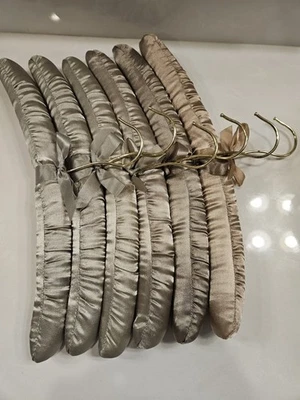 Lote de 6 cintas acolchadas cubiertas de satén beige marfil de colección Foto 1 de 4