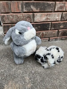 Peluche coniglietto coniglietto grigio bianco e piccoli punti coniglietto fattoria di Dakin 1985 vintage - Foto 1 di 9