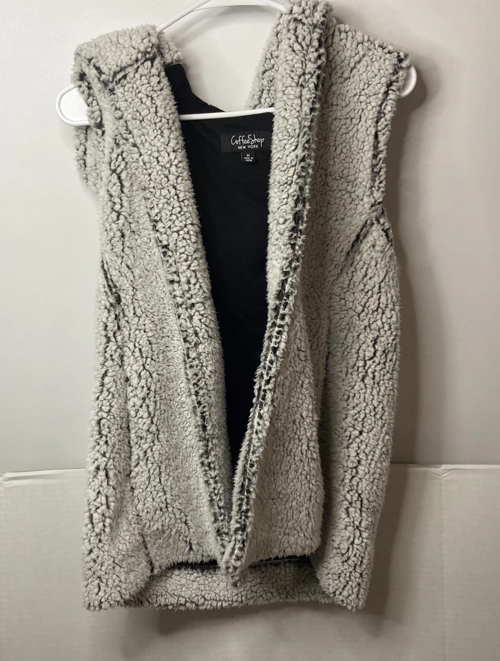 Chaleco Mujer Cafetería Sherpa Mediano Con Capucha Frente Abierto Negro Blanco Foto 1 de 4