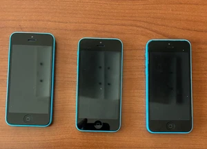 SET DA 3 APPLE IPHONE 5C PER PEZZI DI RICAMBIO - Foto 1 di 2