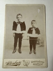 Foto de tarjeta de gabinete victoriano BUFFALO NY 2 NIÑOS lazos de la década de 1890 palo de longitud completa - Imagen 1 de 15