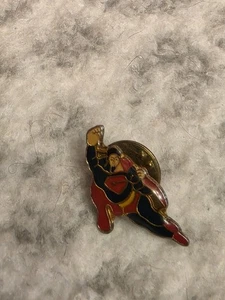 Vintage Epoxid Emaille Markenlos Superman in Flug Pose Ausschnitt Anstecknadel 1" - Bild 1 von 7