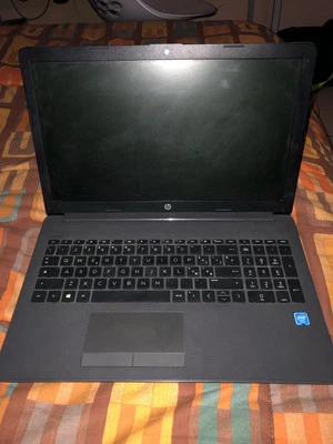 HP 250 G7 15.6" (4GB, Intel Core i5-8265U, 500GB HDD) Notebook - Nero - Immagine 1 di 4