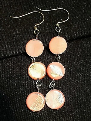 Pendientes colgantes teñidos naturales madreperla rosa claro triple cuenta playa artesanal Foto 1 de 3