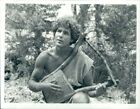 1976 Press Photo Timothy Bottoms Plays Primitive Harp as David of The Bible TV