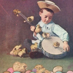 Tarjeta postal alegre de Pascua c.1910 lámina de oro joven marinero banjo pollitos huevos teñidos - Imagen 1 de 3