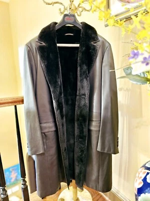 Abrigo Brioni Nutria Piel y Cuero Negro Hecho a Mano en Italia Extremadamente Raro $40,000 Foto 1 de 4