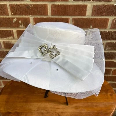 Broche Devine White Cinta Lazo y Encaje Estrás Iglesia Derby Sombrero Blanco Foto 1 de 4