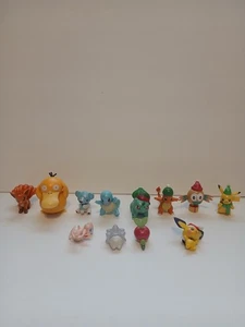 Lotto misto di 12 figurine Pokemon Jazwares Vulpix Pikachu Psyduck  - Foto 1 di 10