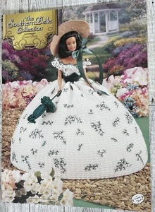 Häkel Modepuppe 1853 Rasen Party Süd Kleid Muster Annie’s Mattel n1080 - Bild 1 von 5