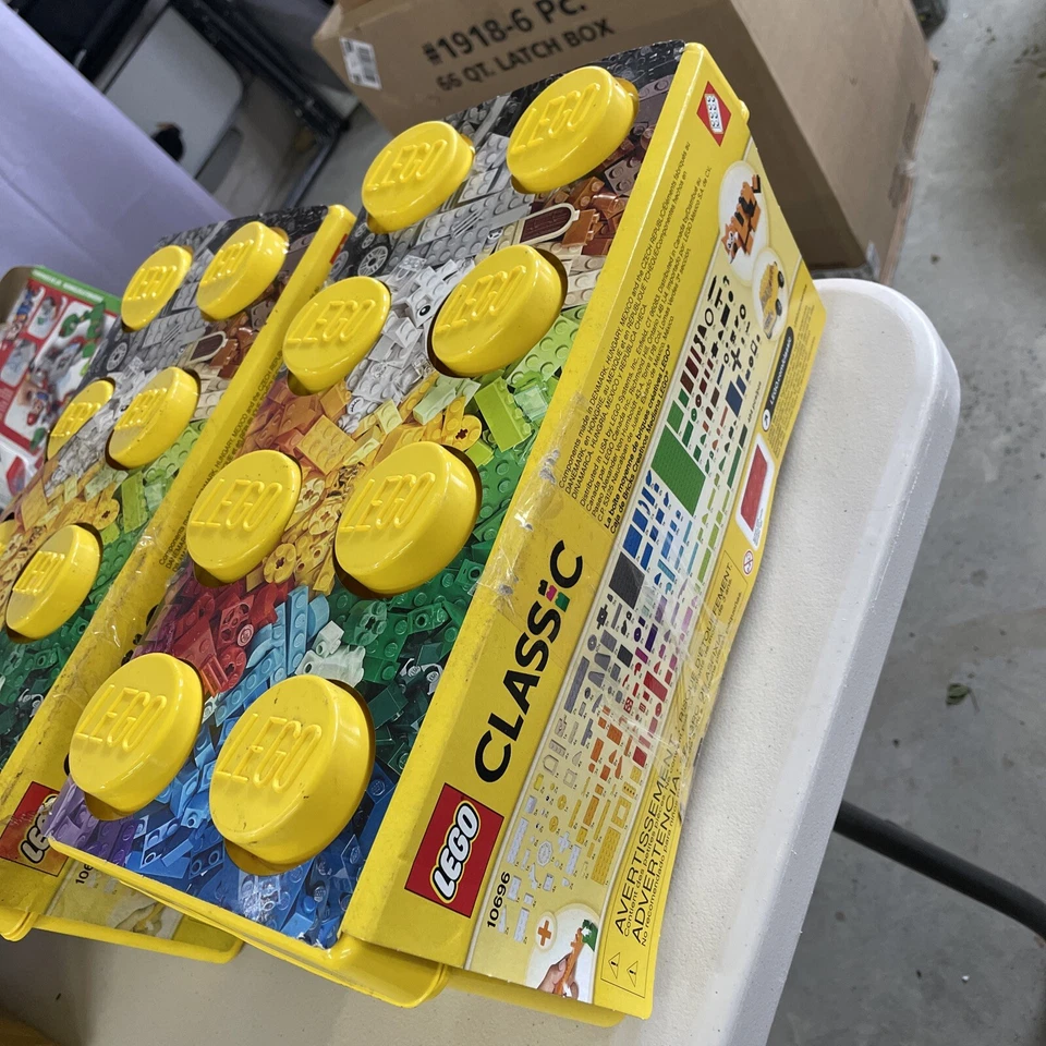 LEGO Classic LEGO® Medium Creative Brick Box 10696 (484 Pieces) - Image 1 of 1