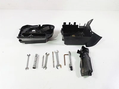 Kawasaki VN1600 2008 Vulcan Nomad kit de herramientas y juego de portadores de plástico 32098-1137 Foto 1 de 4
