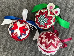 Juego de 3 adornos redondos vintage acolchados plegados tela bola de Navidad - Imagen 1 de 6