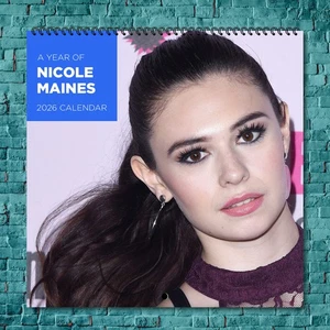 Nicole Maines 2026 Calendario da Parete, 12 Mesi Celebrità Fan Collezione Regalo - Foto 1 di 4