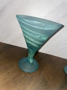 PHOENIZISCHES KUNSTGLAS Cocktail Martini ICY AQUA BLUE WHIRLPOOL mundgeblasen - Bild 1 von 3
