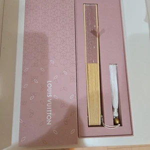 Louis Vuitton Klappfächer aus Holz in Rosa mit Quaste - Elegantes Luxus Accessoire - Bild 1 von 12