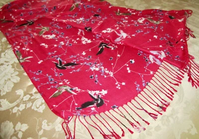 "КРАСИВЫЙ КРАСНЫЙ ШАРФ С ЧЕРНЫМИ И СИНИМИ ПТИЦАМИ" АККУРАТНО НОСИЛИ - ПРЕКРАСНЫЙ НА!" - Изображение 1 из 4