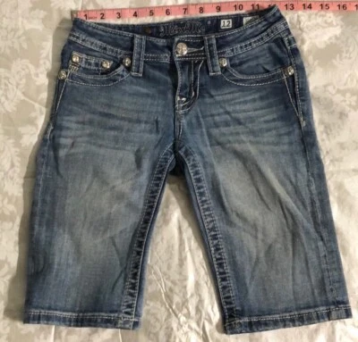Bermudas de mezclilla elásticas lavado medio bolsillo cruzado Miss Me para niñas talla 12 Foto 1 de 4