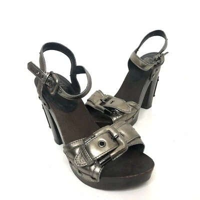 Sandalias Burberry de cuero metálico de tacón alto de madera con honda trasera para mujer 39 Italia Foto 1 de 4