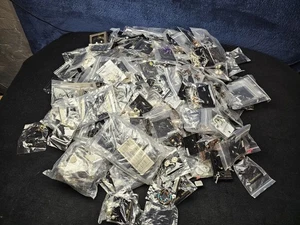 Lote De 9.75 Libras De Nuevos Pendientes De Moda Cientos De Pares De Pendientes  - Imagen 1 de 14