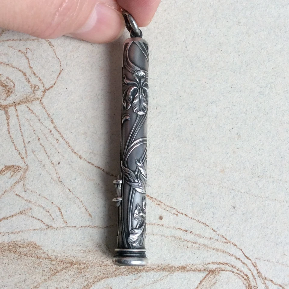 Ancien Porte Crayon Décor d'IRIS Argent Epoque 1900 Art Nouveau - Photo 1/4