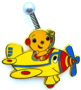 ¡MUY RARO! Prendedor de comercio Disney 12 meses de magia ROLIE POLIE OLIE en avión - Imagen 1 de 2