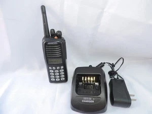 Kenwood TK-3180-K Ricetrasmettitore radio bidirezionale UHF con caricatore - Foto 1 di 4