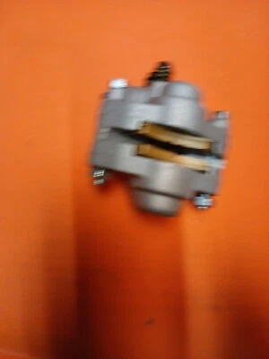 Тормозной суппорт неизвестной марки с колодками   - Изображение 1 из 4