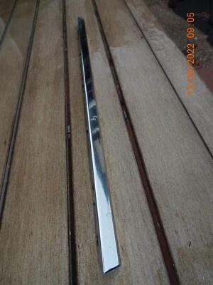 64 63 Impala Cadillac 2 Door Hardtop Driver LH 1/4 Window Sweep  Molding  Trim Foto 1 de 4