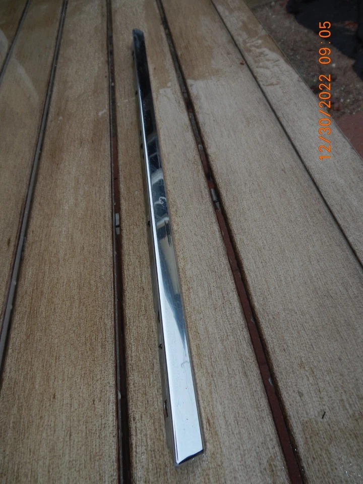 64 63 Impala Cadillac 2 Door Hardtop Driver LH 1/4 Window Sweep  Molding  Trim Foto 1 de 4