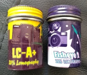 2 x LOMOGRAPHY 20 % Fischauge 2 & LC-A + SCHLÜSSELANHÄNGER CHARM PULL + 35 MM FILMKANISTER NEU - Bild 1 von 6