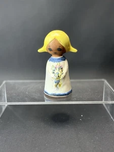 "Estatuilla de cerámica artística Noruega de colección niña en vestido sosteniendo flores 4""" - Imagen 1 de 8