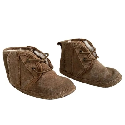 UGG Bebé Infante Botas Neumel Talla 4-5 Marrón Lateral Abierto Zapatos Sin Cordones Niños Invierno Foto 1 de 4