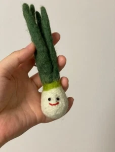Handmade Felt Green Onion Keychain Cute Long Wool Plush Vegetable Gift Charm - Picture 1 of 4