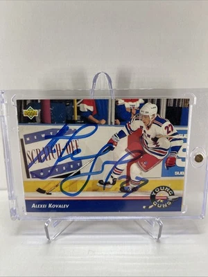 1992 Upper Deck Alexei Kovalev Young Guns en tarjeta certificado de autenticidad automático en persona (AU, RC) Foto 1 de 4