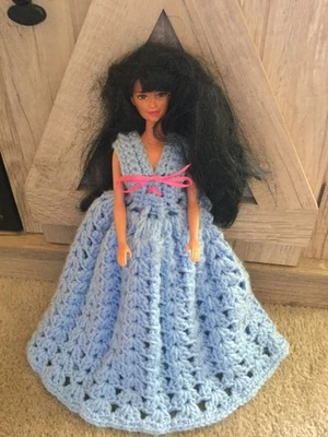 1990 年美泰夏威夷趣味基拉 #5943 亚洲芭比娃娃手工针织连衣裙 — 第 1/4 张图片