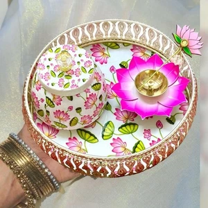 Piatto decorativo con barattolo, bastone Diya e Lotus Diya, set Pooja Thali - Foto 1 di 8