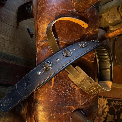 Correa para guitarra o bajo Iconic Premium Conchos de 3,25" de cuero de ancho acolchada marrón Foto 1 de 4